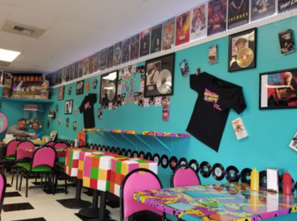 Cafe dengan gaya retro 80-an yang funky dan energik